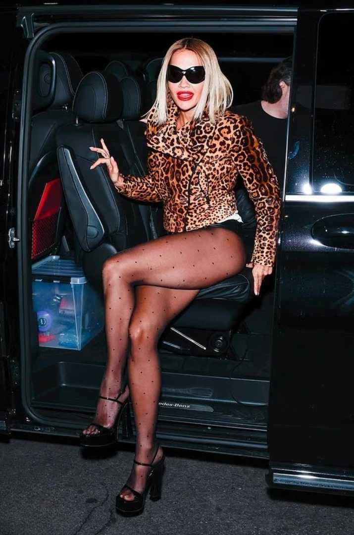 Rita Ora yemeğe deri külotla katıldı!