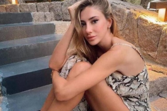 Şeyma Subaşı haç kolyesiyle poz verince tepki çekti