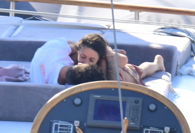 Zeynep Bastık, sevgilisi Serkay Tütüncü'yü öpmelere doyamadı