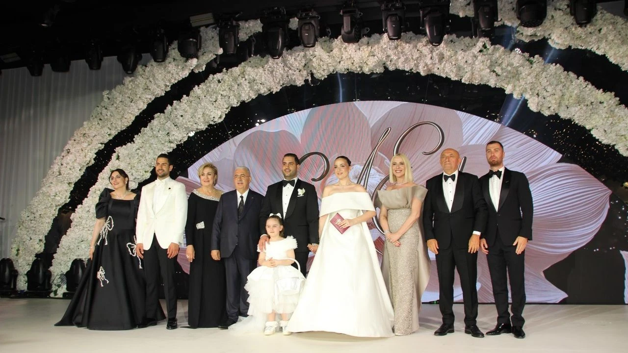 Sosyete düğününde karton bardakta viski ikramı