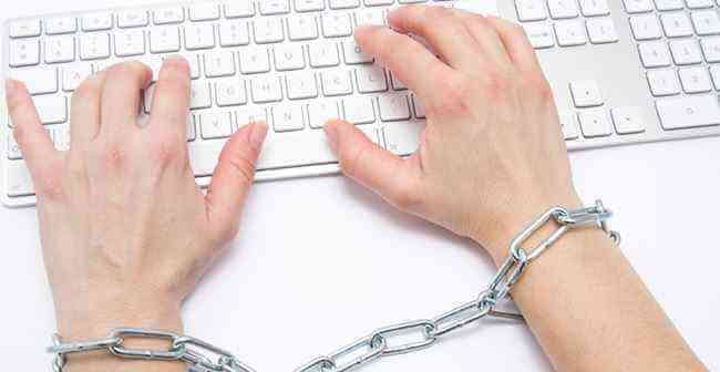 Fenomenlerin Yeni Gelir Kapısı: Küfür Ettirip Tazminat Topluyorlar!