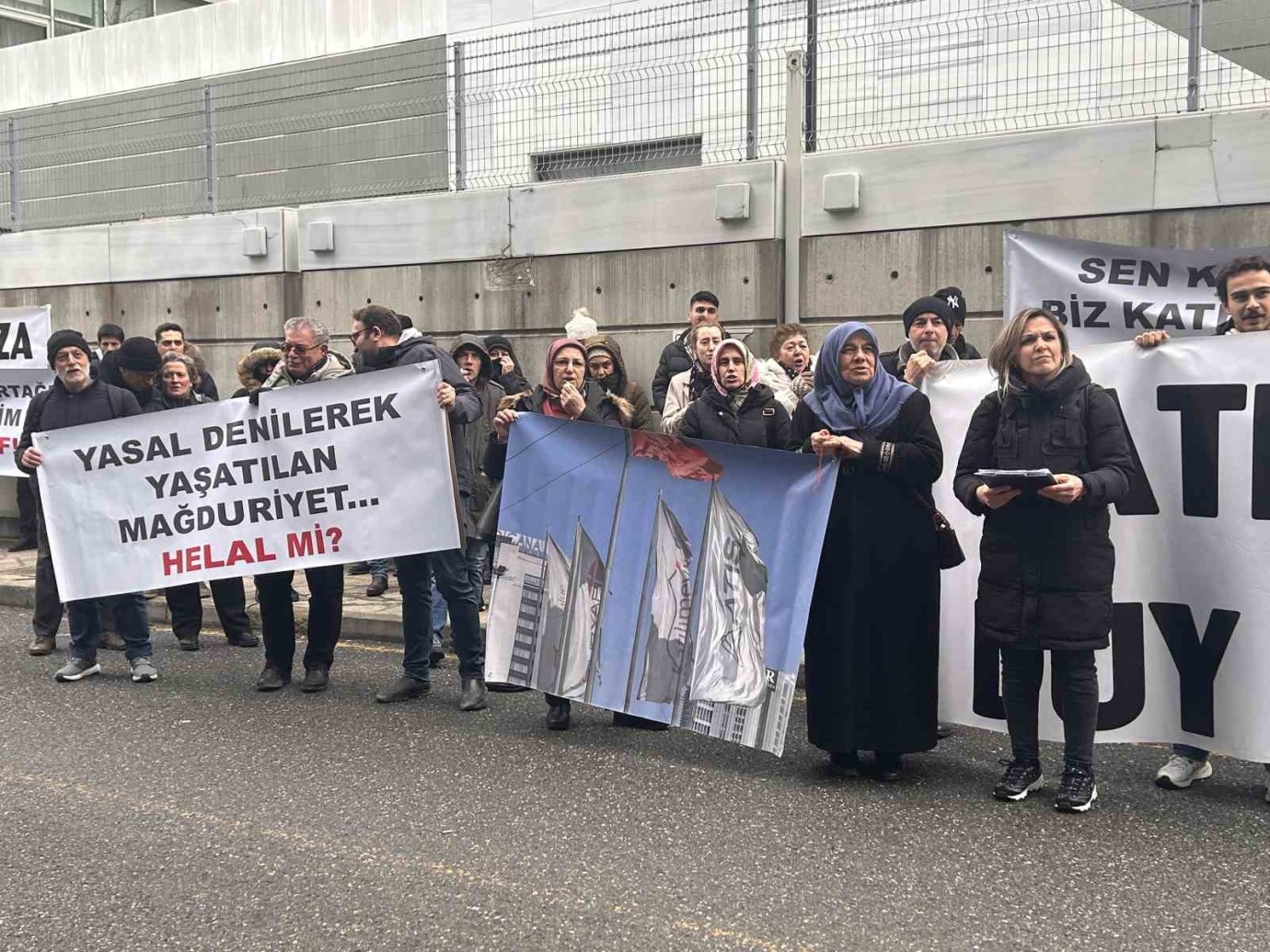 Katılımevim önünde yüzlerce mağdur eylem yaptı!