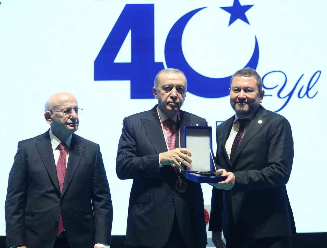 Erdoğan’dan İzmirli iş insanı Nazım Torbaoğlu’na anlamlı plaket