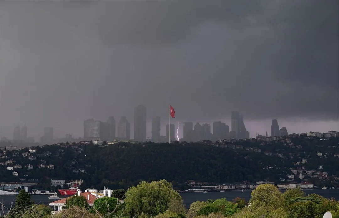 İstanbul'da sağanak yağış şiddetini artırdı!