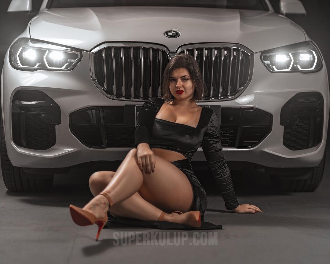 Tanga kot şortuyla alışveriş merkezine gitti